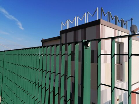 edificio dietro a ringhiera