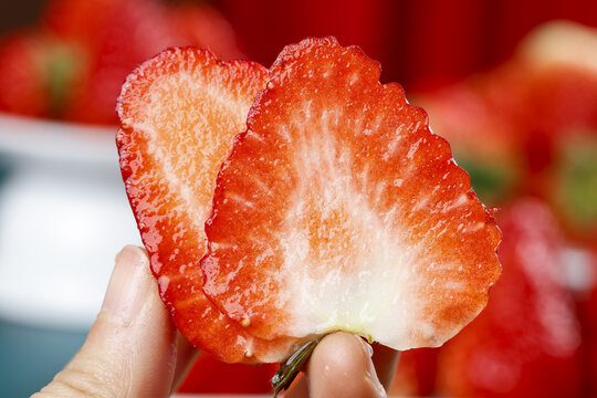 Fresh Dandong Strawberry Slice Rich in Vitamins with Milk-White Center