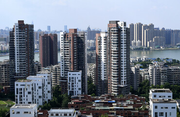 Naklejka premium Manhattan Residential High-Rise with East River View and Cityscape