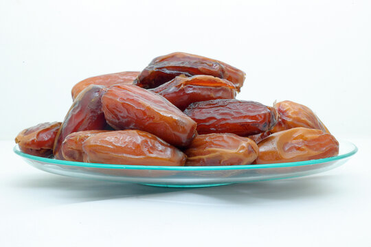 datteri su piattino e sfondo bianco