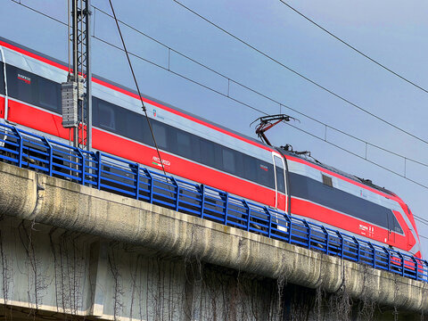 treno ad alta velocit&agrave; "freccia rossa" societ&agrave; trenitalia