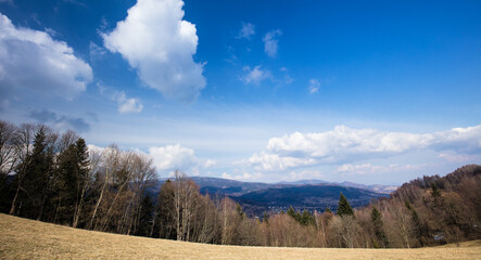 Panoramiczny widok na Beskidy w okolicy Koniakowa © kubikactive