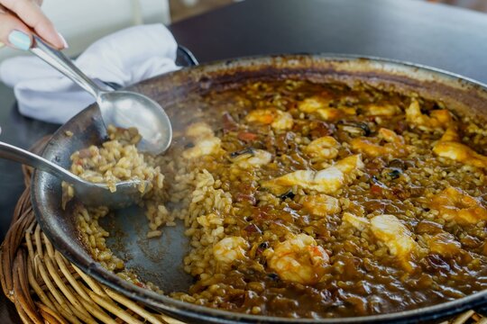 Arroz del senyoret, or senyoret rice, during its preparation it is essential that all the pieces of fish and seafood are clean, so that when serving it we do not find on the plate not even a shell.