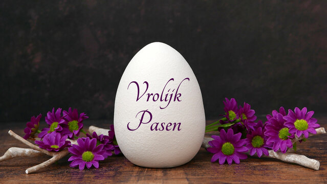 Paaswenskaart: Paasei met paarse bloemen en tekst.