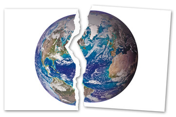 NEW WORLD ORDER CONCEPT - DIVIDED EARTH GLOBE REPRESENTING GEOPOLITICAL CONFLICT BETWEEN AMERICA AND EUROPE - World map split symbolizing transatlantic tension, crisis and international division © Francesco Scatena
