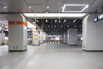Obraz premium Modern and spacious subway station concourse with clean architectural design and contemporary lighting