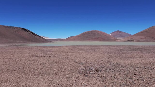 Textura de tierra roja y suelo &aacute;rido en paisaje des&eacute;rtico