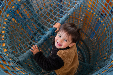 公園の遊具で遊ぶ子供
