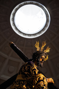 Lord of Gran Poder Christ statue, 1881 embroidered tunic, basilica oculus
