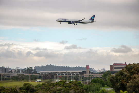 An Azul Brazilian Airlines Airbus A320 aircraft moments before landing at S&atilde;o Paulo Guarulhos International Airport - S&atilde;o Paulo, Brazil