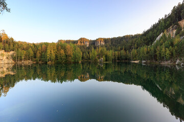 Obraz premium Mirror Lake Vyhlídková plošina, adrspach teplice rocks, Czech Republic
