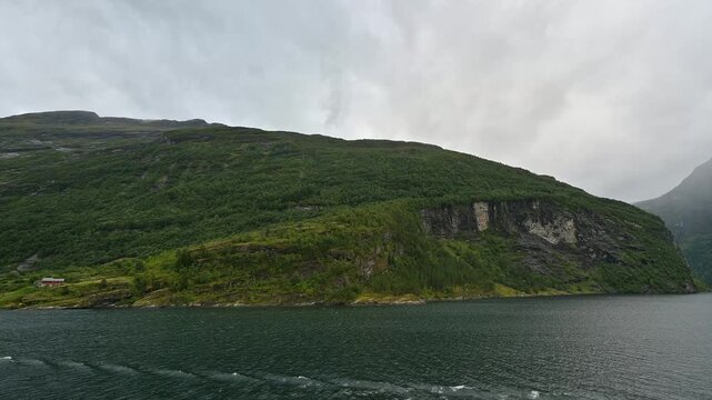 Fjordlandschaft im Sommer mit Wolken am Himmel, Geirangerfjord, Geiranger, Stranda, Romsdal, Norwegen, Europa
