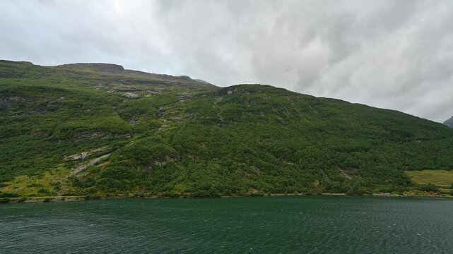 Fjordlandschaft im Sommer mit Wolken am Himmel, Geirangerfjord, Geiranger, Stranda, Romsdal, Norwegen, Europa