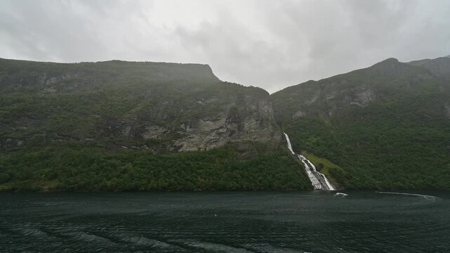 Fjordlandschaft im Sommer mit Wolken am Himmel und Wasserfall, Geirangerfjord, Geiranger, Stranda, Romsdal, Norwegen, Europa