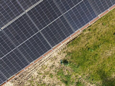 Vue a&eacute;rienne de panneaux photovolta&iuml;ques en ombri&egrave;re avec gazon &ndash; &eacute;nergie solaire et infrastructure durable