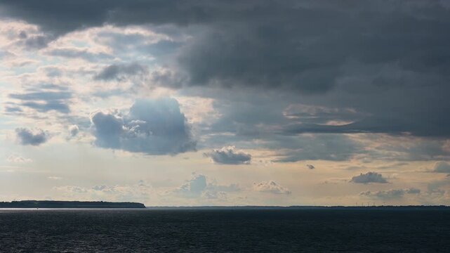 Dramatisch bew&ouml;lkter Himmel &uuml;ber der Ostsee ,Kieler Bucht, F&ouml;rde, Ostsee