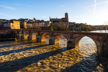 Obraz premium Sainte-Cécile Cathedral overlooking Albi and the flooded Tarn in the background of the recently restored Pont Vieux
