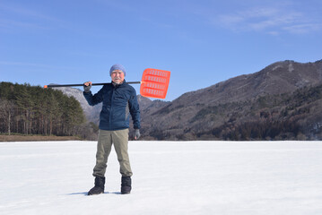雪国で田舎暮らしをしている老人の除雪
