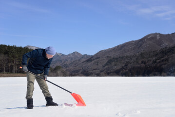 雪国で田舎暮らしをしている老人の除雪
