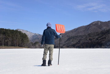 雪国で田舎暮らしをしている老人の除雪
