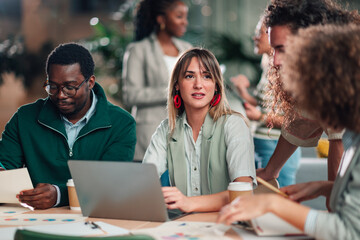 Diverse business team collaborating during an office meeting © Zamrznuti tonovi