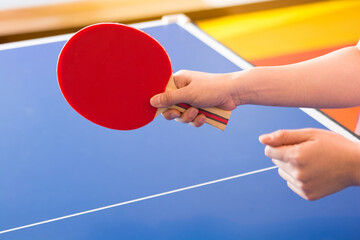 卓球ラケットを構えるプレーヤーの手元