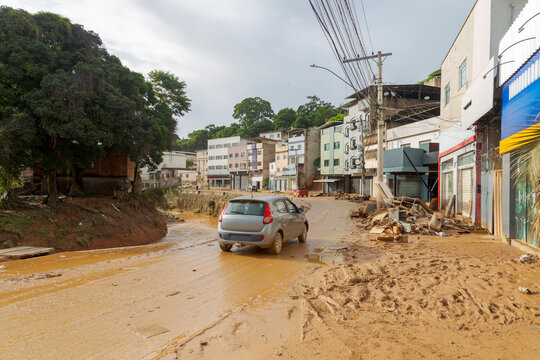 Carros danificados pela enchente e pelo transbordamento do Rio Ub&aacute;, em Ub&aacute;, estado de Minas Gerais, Brasil, por causa de fortes chuvas