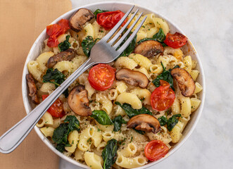  macaroni with spinach, tomato and mushrooms