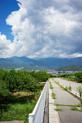 夏の山梨県甲州市の街並み