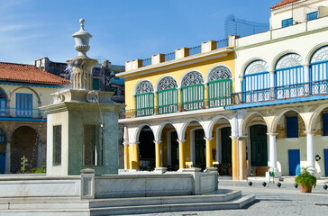Obraz premium Plaza de Armas Water Fountain and Colourful Colonial Buildings Old Havana Historic Centre Cuba
