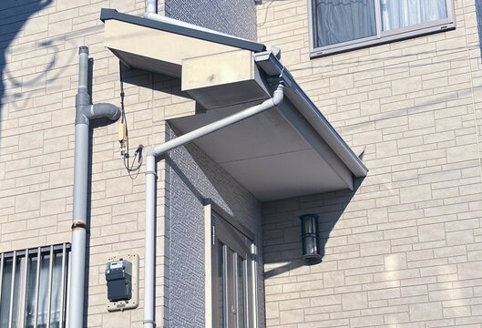 戸建て住宅の玄関ドアの庇屋根