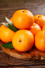 Fresh Guangxi Wuming Oranges on Wooden Board - Premium Chinese Citrus Fruits with Leaves