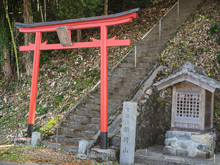 歴史の門をくぐる。史跡 船岡山へと続く朱色の鳥居と石段
