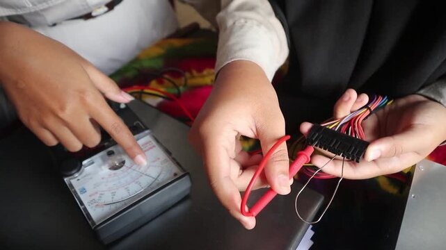 Measuring DC electrical power with an analog multimeter