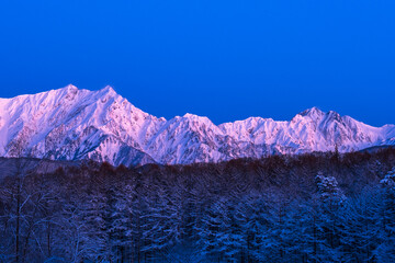 北アルプス　冬　夜明け