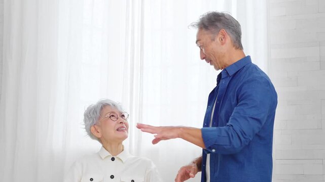 並んで立っている女性と男性　ライフスタイルイメージ	