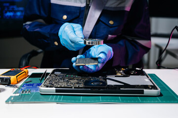 Naklejka premium Technician wearing protective gloves installing RAM memory on laptop motherboard, symbolizing computer repair, hardware upgrade, electronics engineering