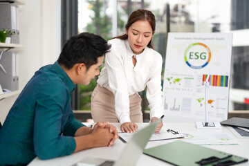 Obraz premium ESG consultant in office meeting room. professional business people in Environmental, Social, and Governance discussion.