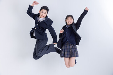 ジャンプする男女の学生