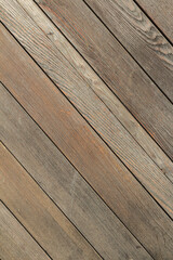 Drewniane deski ułożone po skosie, naturalne usłojenie i postarzana powierzchnia, jasnobrązowa tekstura tła do projektów. © Henryk Guziak