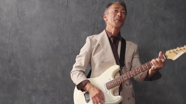 ギターを弾くシニア男性　ライフスタイルイメージ
