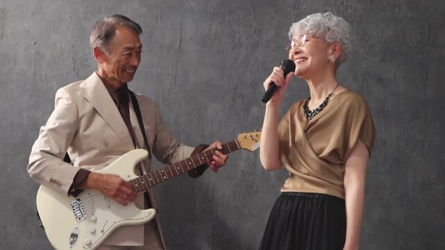 歌を歌う女性とギターを弾く男性　ライフスタイルイメージ