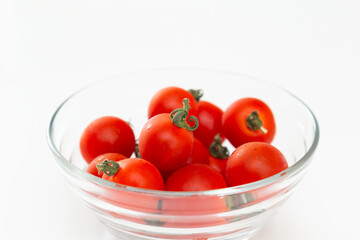 皿に入ったミニトマト