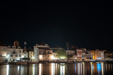 Obraz premium Omis Croatia waterfront at night with reflections