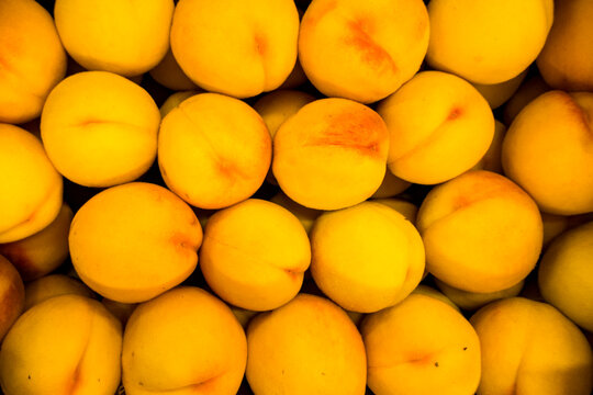 Overhead view of a box of peaches.