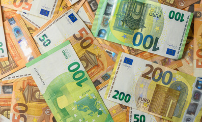 Obraz premium Euro money in denominations of 10, 20, 50, 100, and 200 banknotes, symbolizing wealth, savings, international payments, and financial stability.