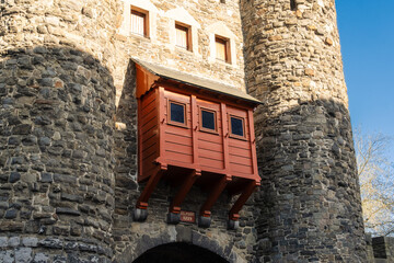 Stadttor Helpoort, mittelaterliches Tor der Befestigungsmauer von Maastricht, Niederlande © Robert Poorten