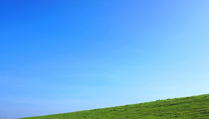 Anstieg auf Berg mit blauem Himmel und Textfreiraum