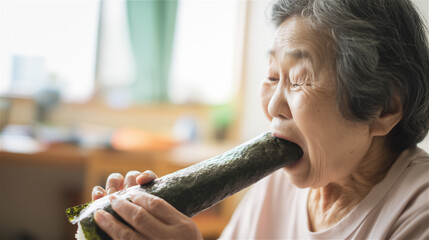 恵方巻きを美味しそうに食べるシニア女性・節分のライフスタイル