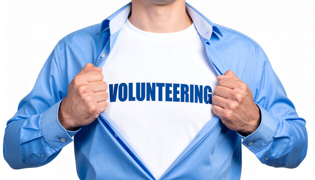 Volunteering - Ein Mann öffnet sein Hemd und zeigt sein TShirt